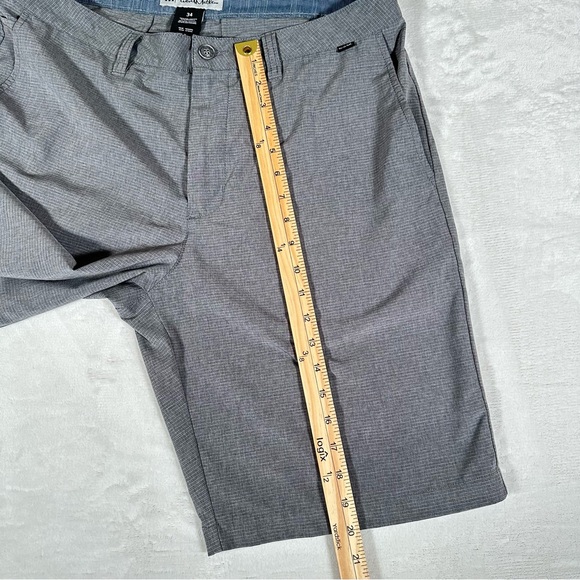 Travis Mathew Mens Chino Shorts Flat Front Casual Golf Striped Gray Size 34 - Picture 11 of 12